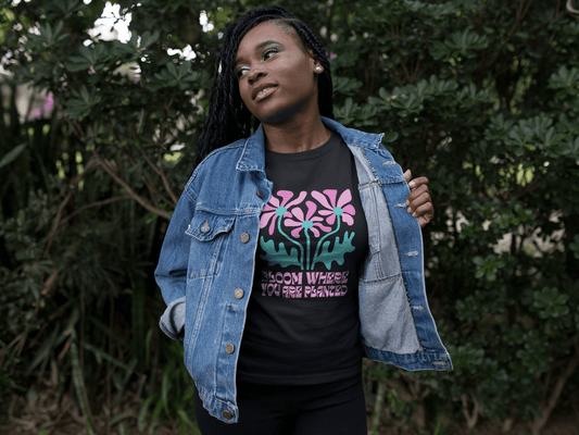 Bloom Where You Are Planted T-Shirt, Bio Unisex T-Shirt, Blumen Shirt mit Spruch - YogaStylz