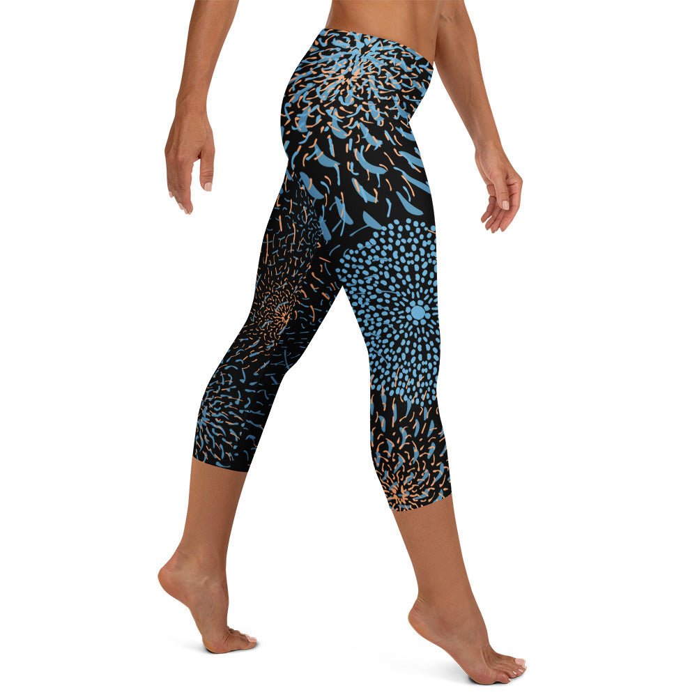 Capri - Leggings Blau Schwarz – Energie - Leggings mit 3/4 - Länge, UV - Schutz & 4 - Wege - Stretch | Stylische Activewear für Damen - YogaStylz