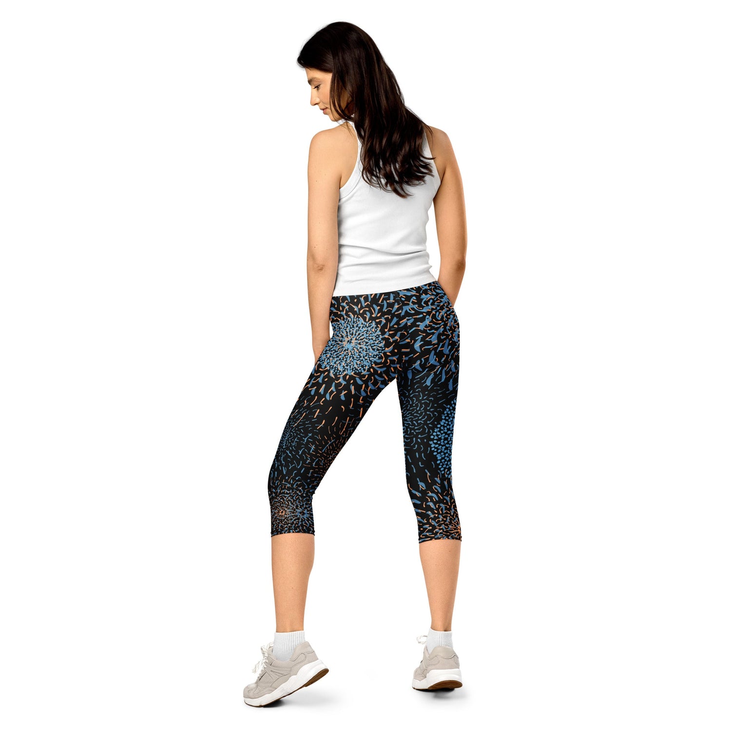 Capri - Leggings Blau Schwarz – Energie - Leggings mit 3/4 - Länge, UV - Schutz & 4 - Wege - Stretch | Stylische Activewear für Damen - YogaStylz