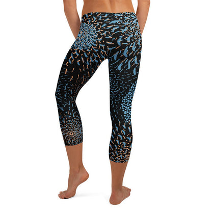 Capri - Leggings Blau Schwarz – Energie - Leggings mit 3/4 - Länge, UV - Schutz & 4 - Wege - Stretch | Stylische Activewear für Damen - YogaStylz