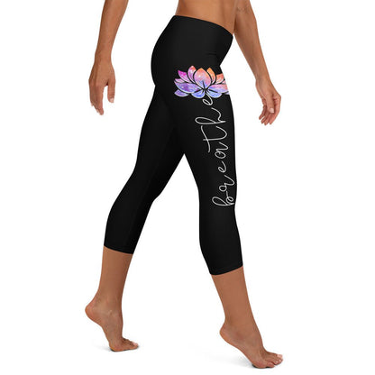 Capri - Leggings „Breathe“ – 3/4 Yogahose mit Lotusblüte, UV - Schutz & 4 - Wege - Stretch | Achtsame Activewear für Damen - YogaStylz