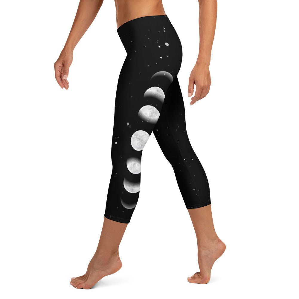 Capri - Leggings mit Mondphasen – 3/4 Yogahose Damen in Schwarz mit Stretch & UV - Schutz | Spirituelle Activewear - YogaStylz