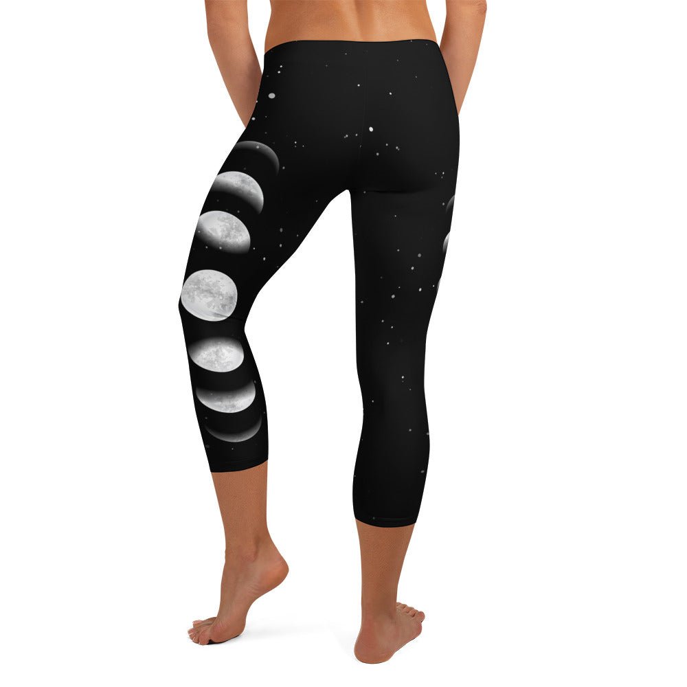 Capri - Leggings mit Mondphasen – 3/4 Yogahose Damen in Schwarz mit Stretch & UV - Schutz | Spirituelle Activewear - YogaStylz