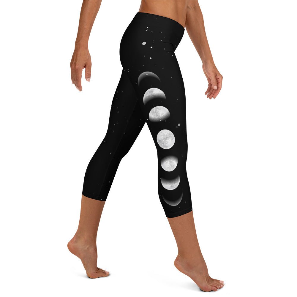 Capri - Leggings mit Mondphasen – 3/4 Yogahose Damen in Schwarz mit Stretch & UV - Schutz | Spirituelle Activewear - YogaStylz