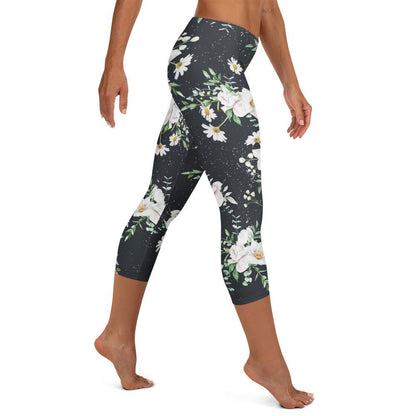 Capri - Leggings mit weißen Blumen – Florales 3/4 Design auf Dunkelgrau | Bequeme Yogahose mit Stretch & UV - Schutz für Damen - YogaStylz