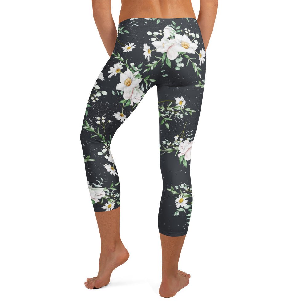 Capri - Leggings mit weißen Blumen – Florales 3/4 Design auf Dunkelgrau | Bequeme Yogahose mit Stretch & UV - Schutz für Damen - YogaStylz