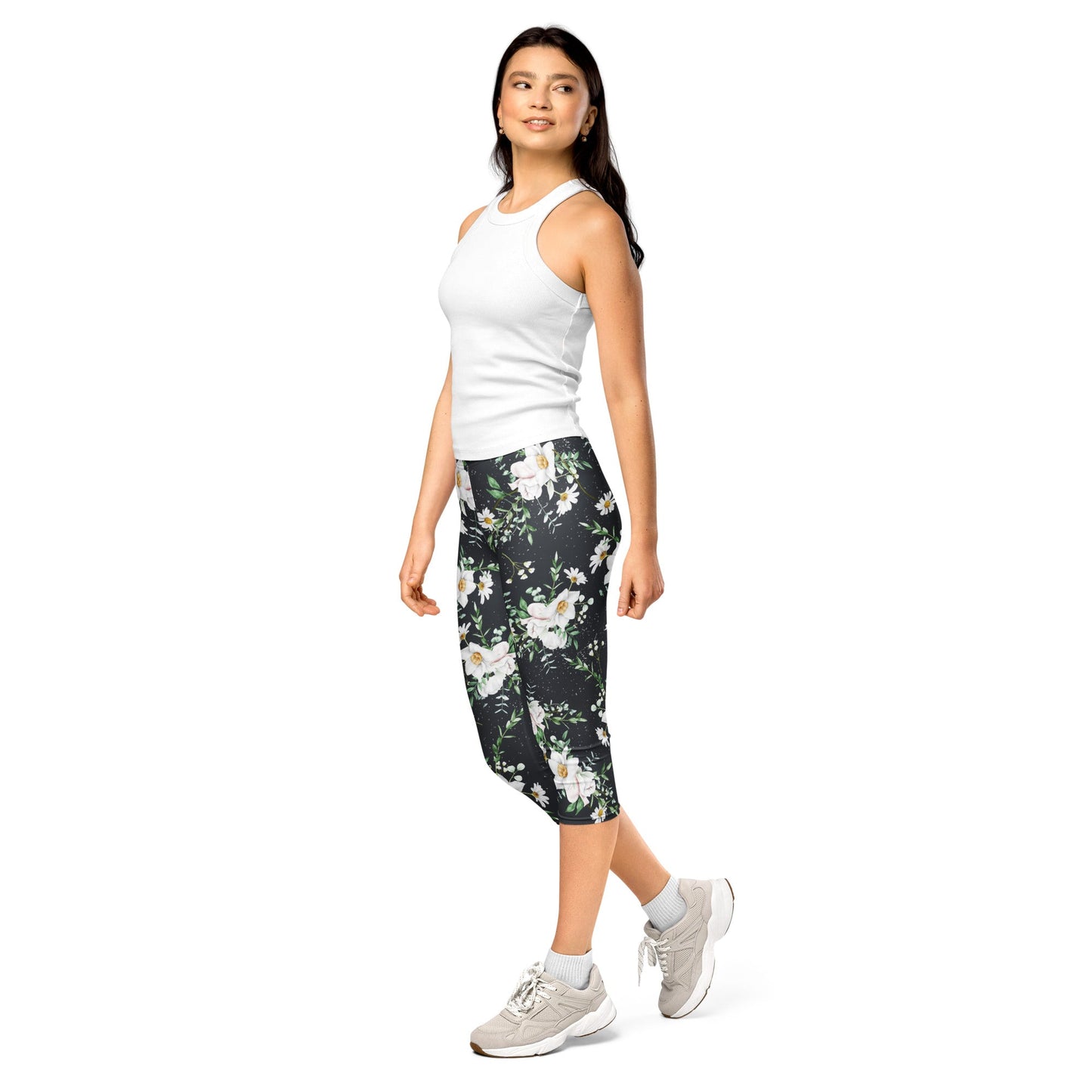 Capri - Leggings mit weißen Blumen – Florales 3/4 Design auf Dunkelgrau | Bequeme Yogahose mit Stretch & UV - Schutz für Damen - YogaStylz