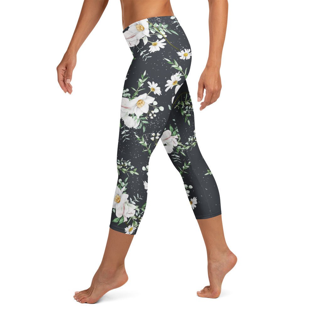 Capri - Leggings mit weißen Blumen – Florales 3/4 Design auf Dunkelgrau | Bequeme Yogahose mit Stretch & UV - Schutz für Damen - YogaStylz