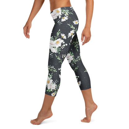 Capri - Leggings mit weißen Blumen – Florales 3/4 Design auf Dunkelgrau | Bequeme Yogahose mit Stretch & UV - Schutz für Damen - YogaStylz