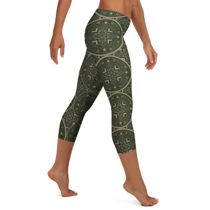 Capri - Leggings Olivgrün – 3/4 Yogahose mit orientalischem Muster, UV - Schutz & 4 - Wege - Stretch | Boho Activewear Damen - YogaStylz