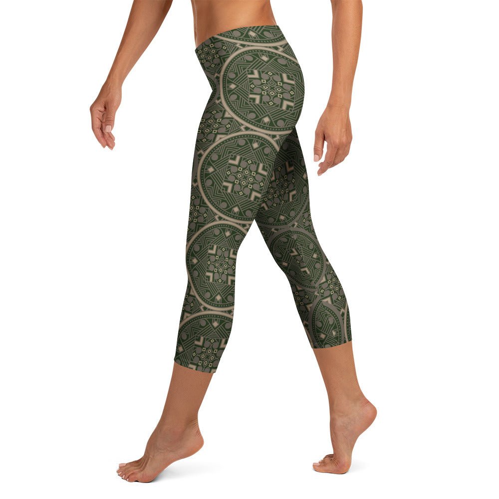 Capri - Leggings Olivgrün – 3/4 Yogahose mit orientalischem Muster, UV - Schutz & 4 - Wege - Stretch | Boho Activewear Damen - YogaStylz