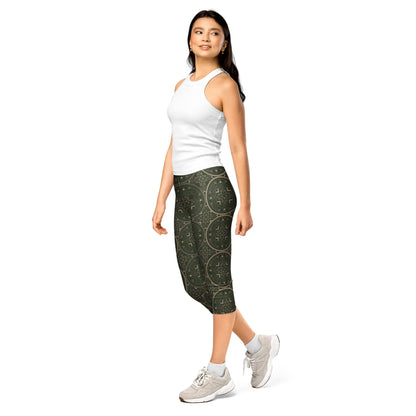 Capri - Leggings Olivgrün – 3/4 Yogahose mit orientalischem Muster, UV - Schutz & 4 - Wege - Stretch | Boho Activewear Damen - YogaStylz