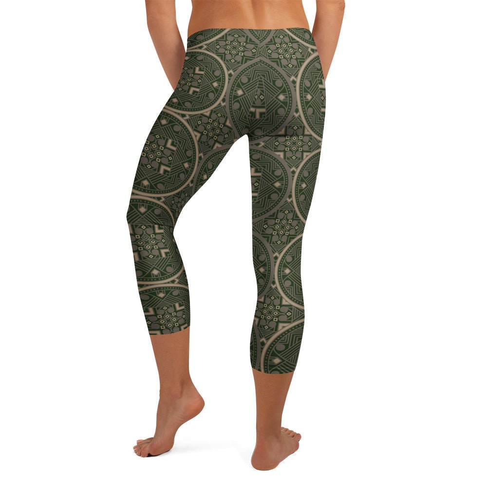 Capri - Leggings Olivgrün – 3/4 Yogahose mit orientalischem Muster, UV - Schutz & 4 - Wege - Stretch | Boho Activewear Damen - YogaStylz