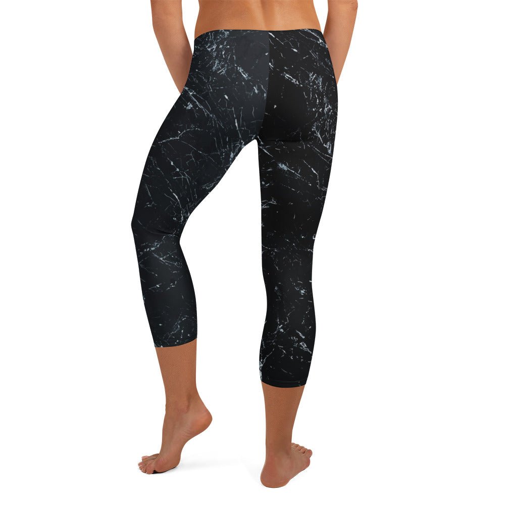 Capri - Leggings Schwarz Marmor – 3/4 Sportleggings mit UV - Schutz & 4 - Wege - Stretch | Minimalistische Activewear Damen - YogaStylz