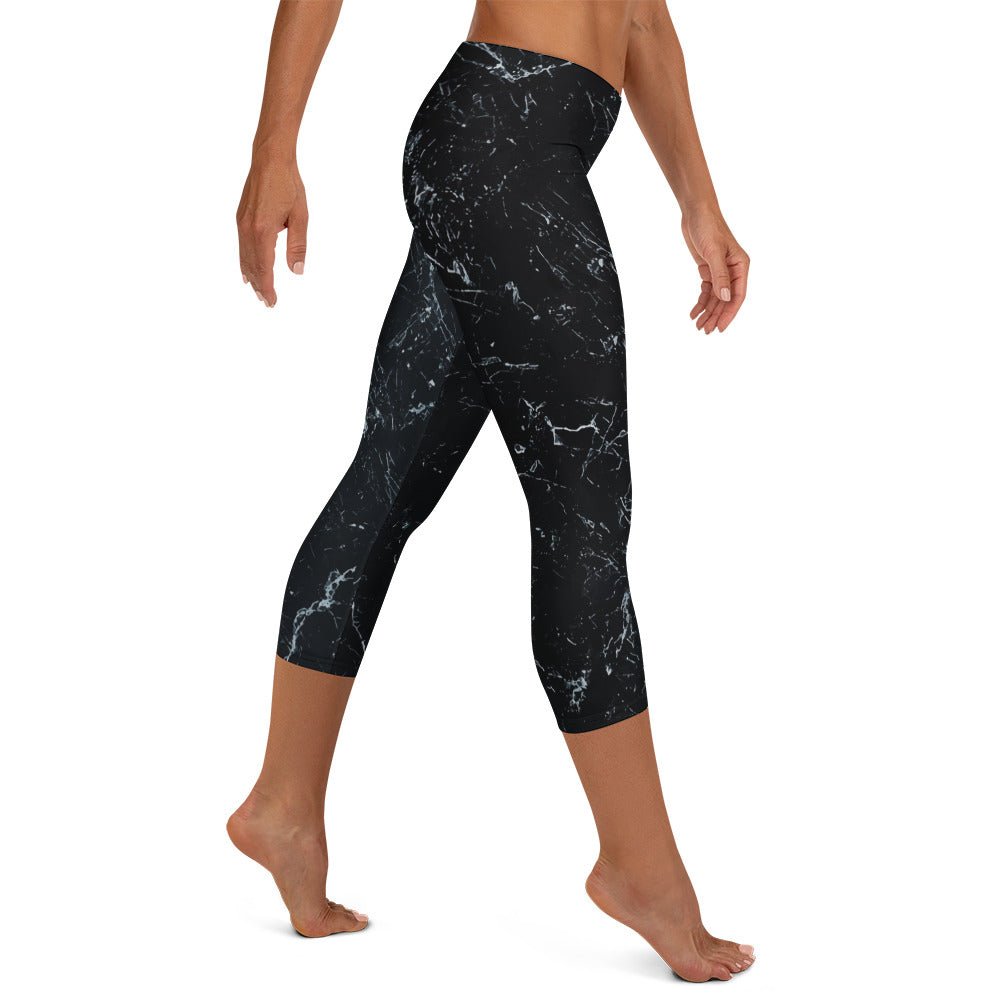 Capri - Leggings Schwarz Marmor – 3/4 Sportleggings mit UV - Schutz & 4 - Wege - Stretch | Minimalistische Activewear Damen - YogaStylz