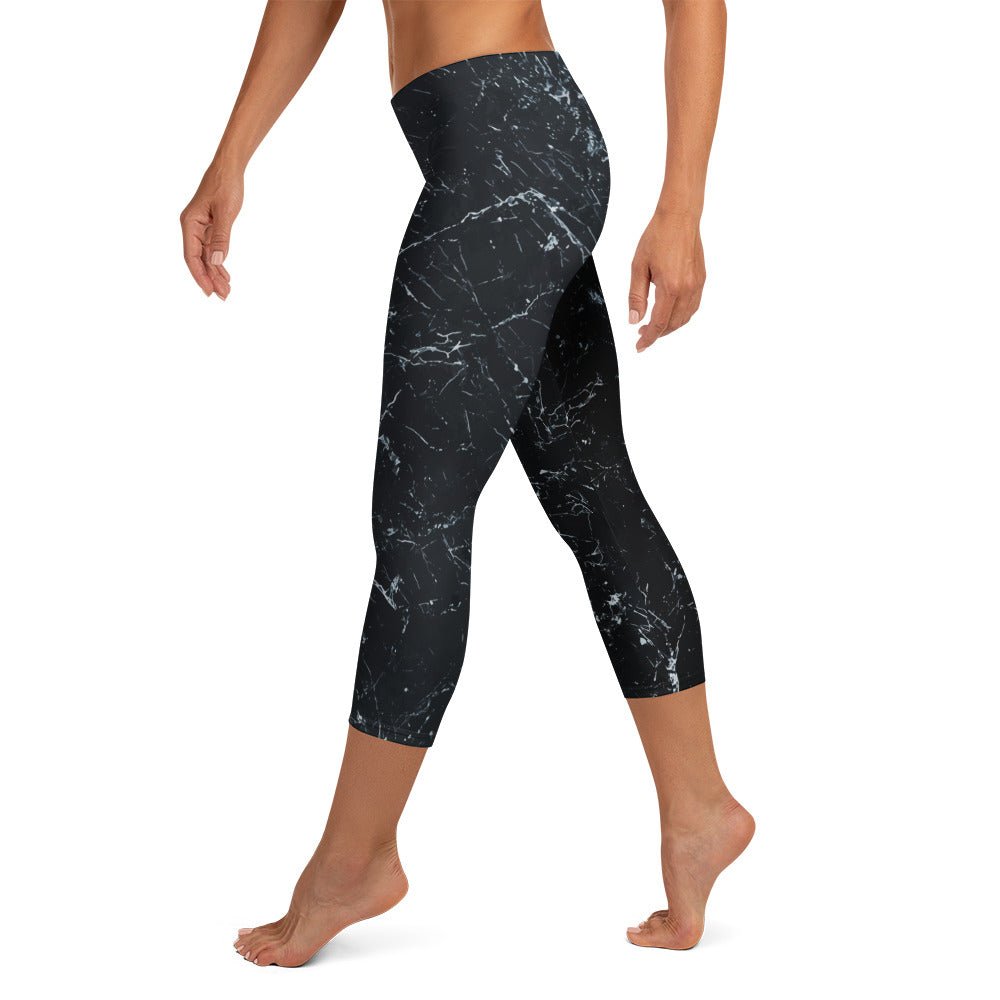 Capri - Leggings Schwarz Marmor – 3/4 Sportleggings mit UV - Schutz & 4 - Wege - Stretch | Minimalistische Activewear Damen - YogaStylz