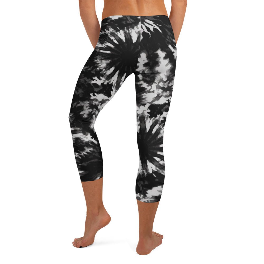 Capri - Leggings Tie - Dye Schwarz Weiß – 3/4 Yogahose mit UV - Schutz & 4 - Wege - Stretch | Stylische Activewear Damen - YogaStylz