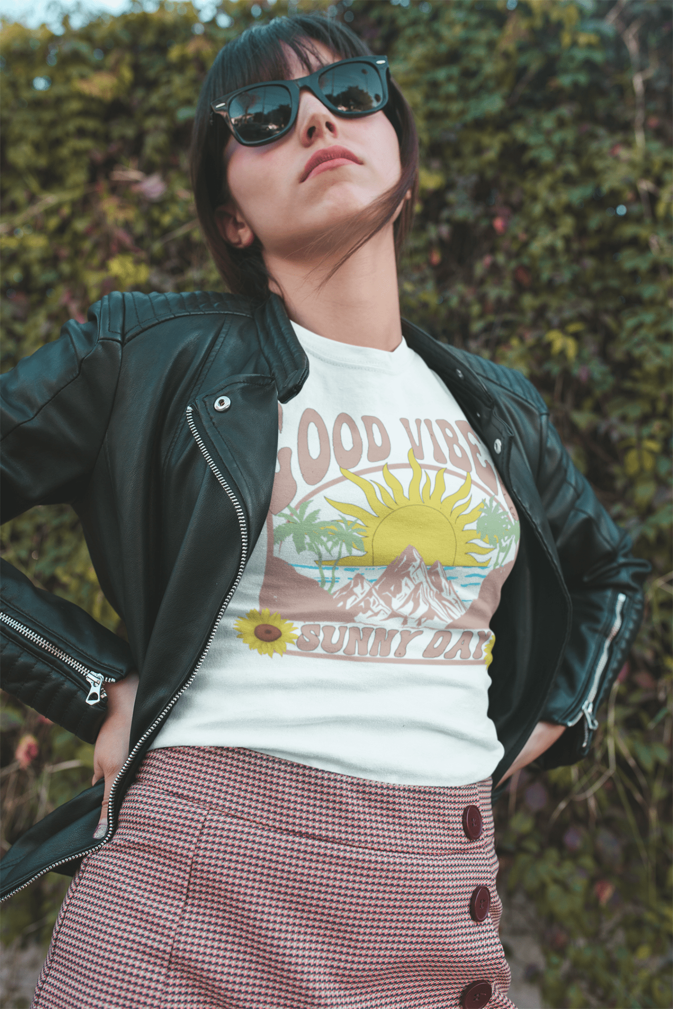 Good Vibes Sunny Day T-Shirt – Retro Sommer Design – Vintage Unisex Shirt aus Baumwolle – Gute Laune Look - YogaStylz
