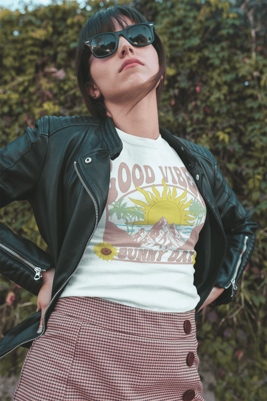 Good Vibes Sunny Day T-Shirt – Retro Sommer Design – Vintage Unisex Shirt aus Baumwolle – Gute Laune Look - YogaStylz