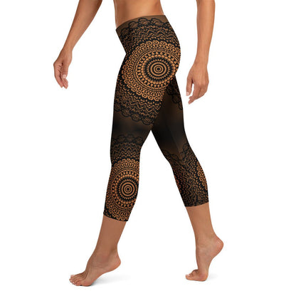 Mandala Capri - Leggings Braun Schwarz – 3/4 Yogahose mit UV - Schutz & Stretch | Boho Activewear Damen mit figurformendem Sitz - YogaStylz