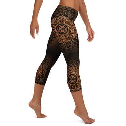 Mandala Capri - Leggings Braun Schwarz – 3/4 Yogahose mit UV - Schutz & Stretch | Boho Activewear Damen mit figurformendem Sitz - YogaStylz
