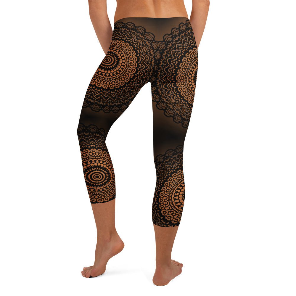 Mandala Capri - Leggings Braun Schwarz – 3/4 Yogahose mit UV - Schutz & Stretch | Boho Activewear Damen mit figurformendem Sitz - YogaStylz