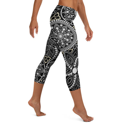 Mandala Capri - Leggings Schwarz Weiß – Superweiche 3/4 - Leggings mit UV - Schutz & 4 - Wege - Stretch | Boho Activewear Damen - YogaStylz