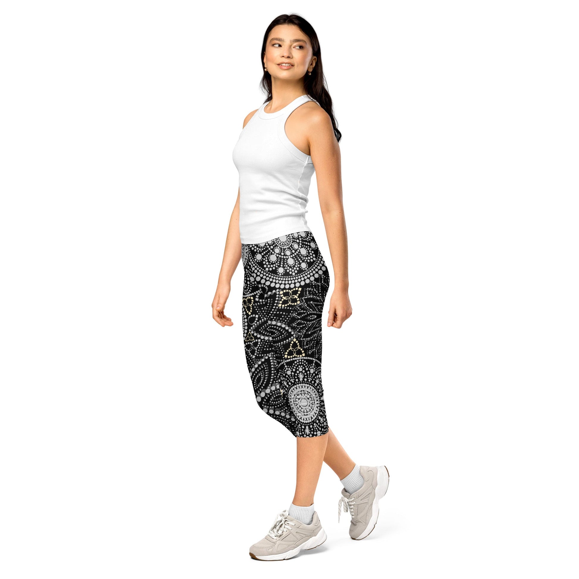 Mandala Capri - Leggings Schwarz Weiß – Superweiche 3/4 - Leggings mit UV - Schutz & 4 - Wege - Stretch | Boho Activewear Damen - YogaStylz