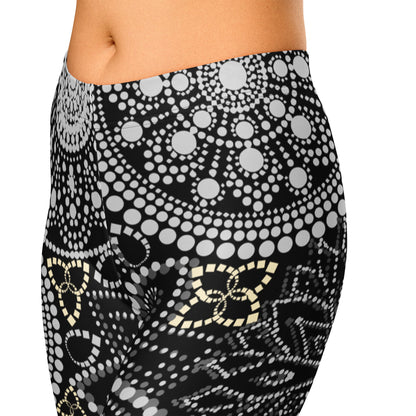 Mandala Capri - Leggings Schwarz Weiß – Superweiche 3/4 - Leggings mit UV - Schutz & 4 - Wege - Stretch | Boho Activewear Damen - YogaStylz