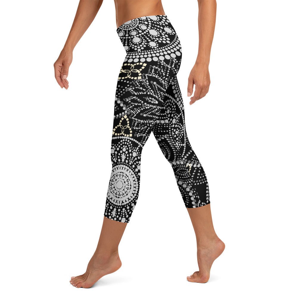 Mandala Capri - Leggings Schwarz Weiß – Superweiche 3/4 - Leggings mit UV - Schutz & 4 - Wege - Stretch | Boho Activewear Damen - YogaStylz