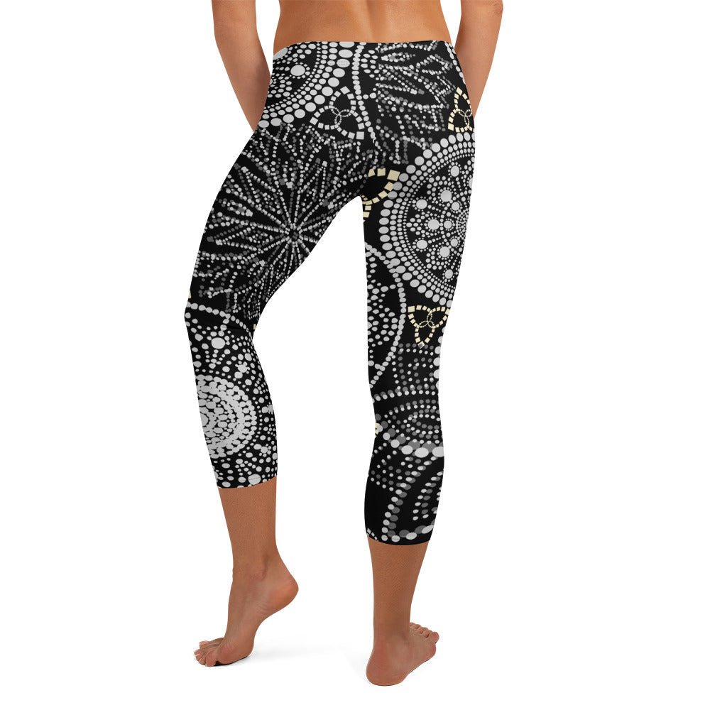 Mandala Capri - Leggings Schwarz Weiß – Superweiche 3/4 - Leggings mit UV - Schutz & 4 - Wege - Stretch | Boho Activewear Damen - YogaStylz