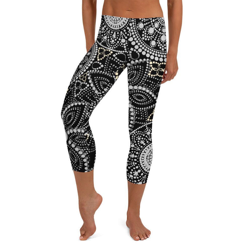 Mandala Capri - Leggings Schwarz Weiß – Superweiche 3/4 - Leggings mit UV - Schutz & 4 - Wege - Stretch | Boho Activewear Damen - YogaStylz