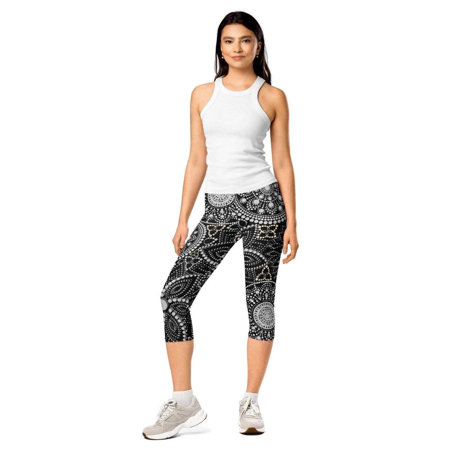 Mandala Capri - Leggings Schwarz Weiß – Superweiche 3/4 - Leggings mit UV - Schutz & 4 - Wege - Stretch | Boho Activewear Damen - YogaStylz