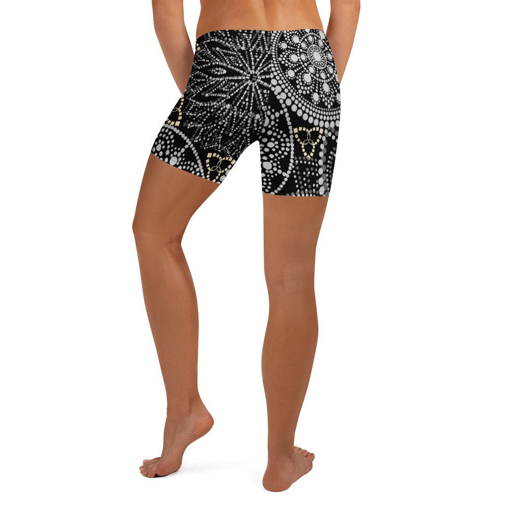 Mandala Shorts Schwarz Weiß – Boho Stretch - Shorts mit 4 - Wege - Stretch & elastischem Bund | Sportlich & bequem - YogaStylz
