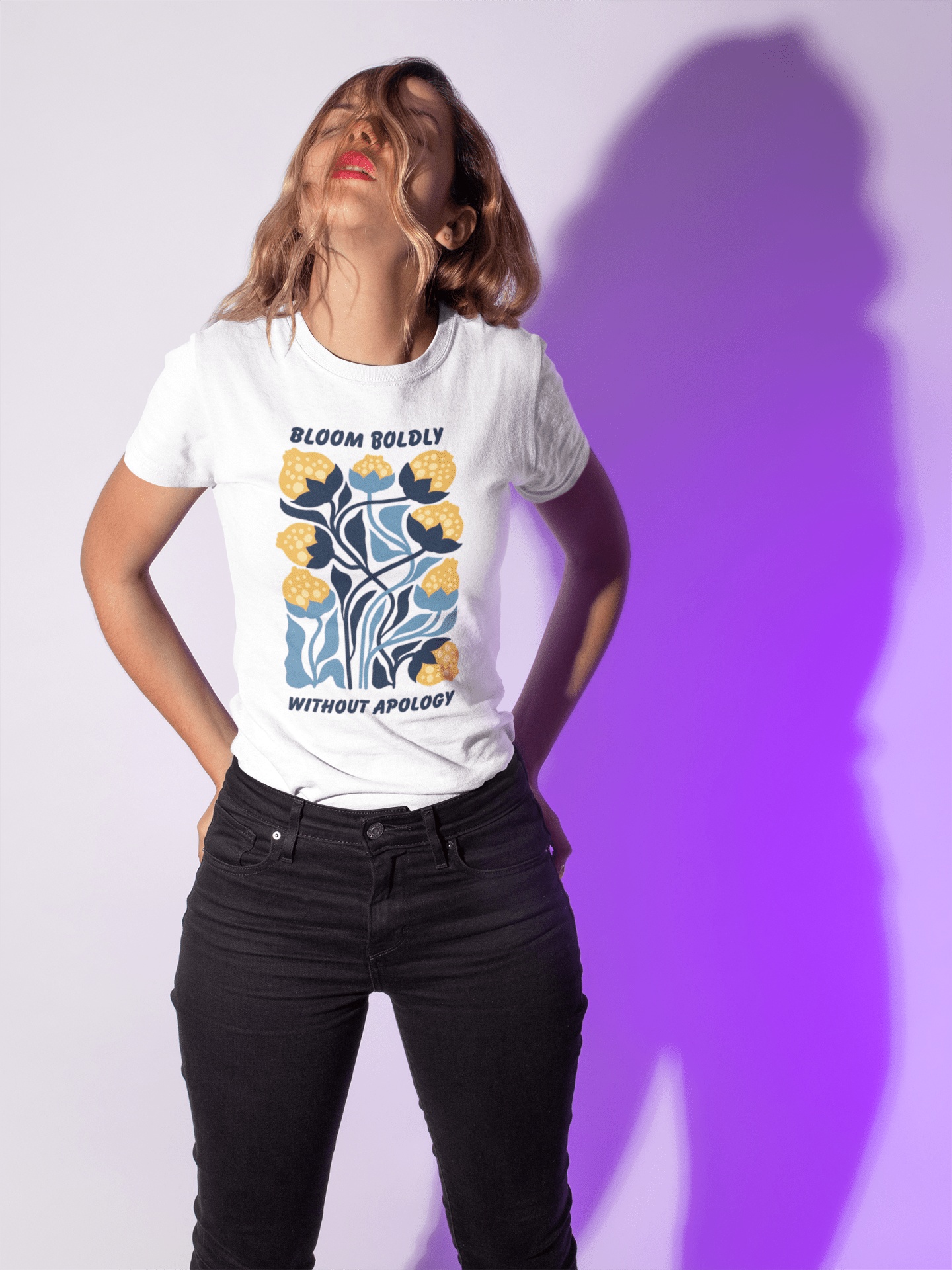 T-Shirt mit „Bloom Boldly Without Apology“ Print – Unisex Shirt aus 100 % Baumwolle (Bio) | Retro Florales Statement - YogaStylz