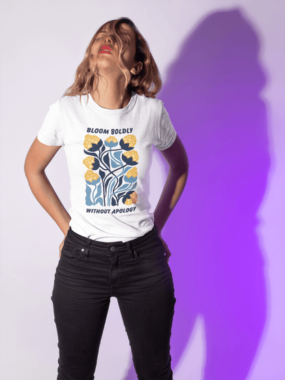 T-Shirt mit „Bloom Boldly Without Apology“ Print – Unisex Shirt aus 100 % Baumwolle (Bio) | Retro Florales Statement - YogaStylz